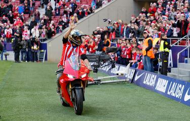 Jorge Martín saluda desde su moto a la afición del Atlético de Madrid.