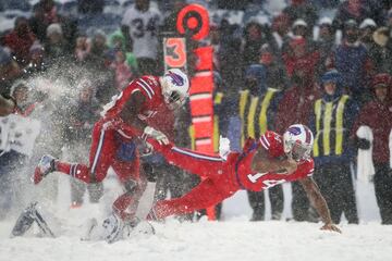 El New Era Field de Buffalo se pintó de blanco con la espectacular nevada que cayó en el juego entre los Indianapolis Colts y los Buffalo Bills. El juego terminó 13-7 en favor de los Bills. La temperatura estaba en -2 grados centígrados con vientos de 29 kilómetros por hora.