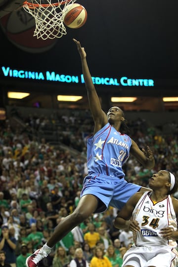 Lyttle, que anunció hace poco su retirada, es la jugadora española que más temporadas ha disputado en la WNBA (15). Elegida en el draft de 2005 por las Cornets con el número 5, jugó sus cuatro primeras campañas allí (2005-08). Después fichó por las Atlanta Dreams (2009-17). En 2015 no pudo estar en el Eurobasket con España porque su franquicia no le dio permiso. Cerró su carrera con las Phoenix Mercury (2018-19). Ha jugado tres Finales, pero el anillo se le ha resistido. En 2009 y 2010 disputó el All Star.