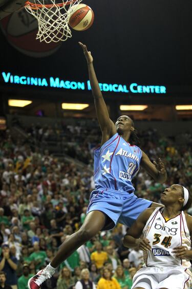 Lyttle, que anunció hace poco su retirada, es la jugadora española que más temporadas ha disputado en la WNBA (15). Elegida en el draft de 2005 por las Cornets con el número 5, jugó sus cuatro primeras campañas allí (2005-08). Después fichó por las Atlanta Dreams (2009-17). En 2015 no pudo estar en el Eurobasket con España porque su franquicia no le dio permiso. Cerró su carrera con las Phoenix Mercury (2018-19). Ha jugado tres Finales, pero el anillo se le ha resistido. En 2009 y 2010 disputó el All Star.