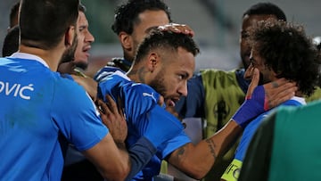 Neymar Júnior celebra con sus compañeros el 0-2 anotado en Mazandaran.