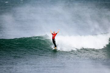 La dos veces campeona de la WSL Tyler Wright levanta los brazos eufórica sobre su tabla después de ganar la final en el Rip Curl Pro Bells Beach en Victoria (Australia). La surfista australiana no puede ocultar su alegría por el nuevo exito añadido a su palmarés. Toda una dueña del viento y el mar.
