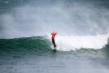 La dos veces campeona de la WSL Tyler Wright levanta los brazos eufórica sobre su tabla después de ganar la final en el Rip Curl Pro Bells Beach en Victoria (Australia). La surfista australiana no puede ocultar su alegría por el nuevo exito añadido a su palmarés. Toda una dueña del viento y el mar.
