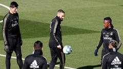 GRAF4871. MADRID, 08/11/2019.- Los jugadores del Real Madrid Courtois (i), Benzema (c) y Vinicius jr (d) durante el entrenamiento realizado este viernes en la Ciudad Deportiva de Valdebebas, en la v&iacute;spera del partido de la d&eacute;cimo tercera jor