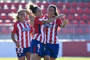 Las jugadoras del Atleti celebran con Esther su gol de cabeza.