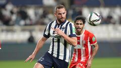 Vincent Janssen pelea el bal&oacute;n en el partido contra Al Jazira