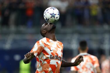 Marcus Thuram besa el balón durante el calentamiento del Inter de Milan antes de iniciar el aprtido ante el Benfica.