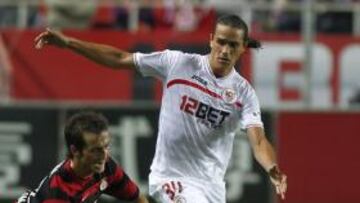 <b>FRENTE A LUISMA. </b>Bernardo jugó en Copa contra el Real Unión del cántabro Luisma Villa. Ambos aparecen en la fotografía.