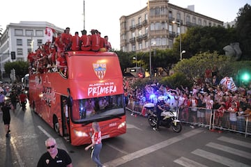 Los jugadores del Almería recorren en autobús la capital almeriense y celebran con sus seguidores el ascenso a Primera División.