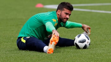 El guardameta brasile&ntilde;o del Roma, Alisson Becker, durante un entrenamiento.