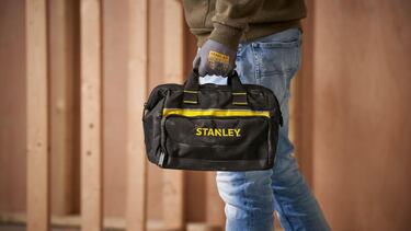 La bolsa de herramientas Stanley “irrompible” y con ocho bolsillos
