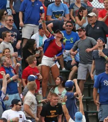 Una seguidora consigue atrapar una bola en el partido de béisbol que enfrentó a Kansas City Royals contra Chicago Cubs.