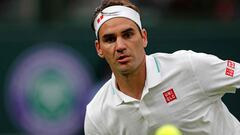 El tenista suizo Roger Federer persigue una bola durante su partido ante Adrian Mannarino en el torneo de Wimbledon 2021.