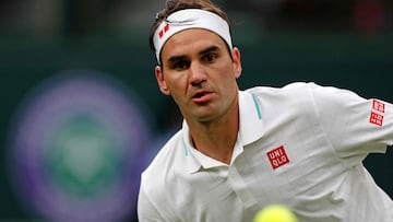El tenista suizo Roger Federer persigue una bola durante su partido ante Adrian Mannarino en el torneo de Wimbledon 2021.