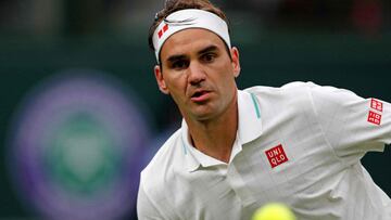 El tenista suizo Roger Federer persigue una bola durante su partido ante Adrian Mannarino en el torneo de Wimbledon 2021.