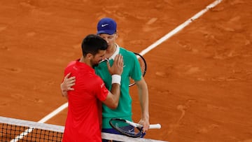 Jannik Sinner habla con Novak Djokovic al final de su partido en Roland Garros.