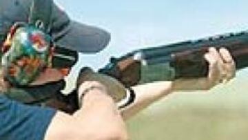 <b>CONCENTRADA. </b>La tiradora bilbaína María Quintanal afina su puntería durante la final de foso olímpico.