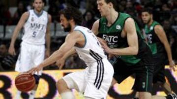 El base del Real Madrid Sergio Llull controla el bal&oacute;n ante la oposici&oacute;n del p&iacute;vot bosnio del FIATC Joventut, Ognjen Kuzmic.