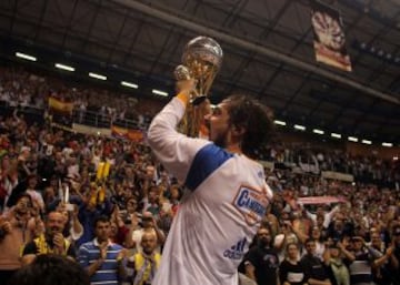 Sergio Llull con la afición.