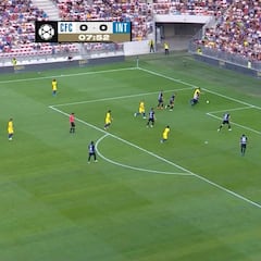 Morata enseña las garras: un amago y dos rivales al suelo en el gol 'blue'