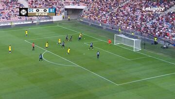 Morata enseña las garras: un amago y dos rivales al suelo en el gol 'blue'