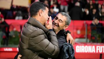 GIRONA, 27/11/2023. El entrenador del Girona, Michel (i) y el del Athletic, Ernesto Valverde durante el encuentro correspondiente a la jornada 14 de primera división disputado hoy lunes en el estadio de Montilivi, en la capital gerundense. EFE/David Borrat.
