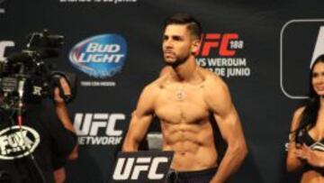 Yair Rodríguez en el pesaje de UFC 188.