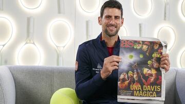 Novak Djokovic posa con la portada de AS.