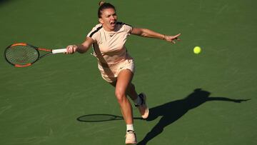 Simona Halep devuelve una bola ante Oceane Dodin en su partido de segunda ronda del Miami Open Presented by Itau en el Crandon Park Tennis Center de Key Biscayne, Florida.