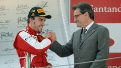 El presidente de la Generalitat, Artur Mas, entreg&oacute; el trofeo a Fernando Alonso, ganador del GP de Espa&ntilde;a.