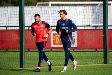 Leny Yoro, jugador del Manchester United, se ejercita en la ciudad deportiva de Carrington junto al preparado físico del club.