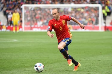 Piqué scores as De Gea starts