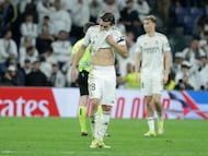 MADRID, 02/03/2026.- El defensa del Real Madrid, Álvaro Carreras, a la finalización del encuentro correspondiente a la jornada 26 de Laliga EA Sports que han disputado este lunes frente al Getafe en el estadio Santiago Bernabéu, en Madrid. EFE / Juanjo Martín.