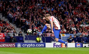 Saca el córner el Atleti por la izquierda, con Mendoza dejando el balón en la esquina del área para Ruggeri: este viene desde atrás y la mete en el segundo palo con comba para que el noruego meta el pie y la mande al fondo de la red.