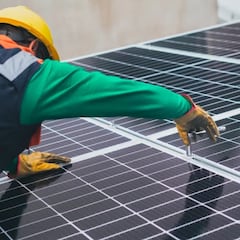 Un hombre instala decenas de paneles solares en casa y acaba convirtiendo su inversión en un ‘juego’: “Se han amortizado”