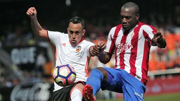 El centrocampista chileno del Valencia Fabi&aacute;n Orellana (i) disputa un bal&oacute;n con el defensa franc&eacute;s del Sporting de Gij&oacute;n Jean Sylvain Babin (d) durante el partido correspondiente a la vig&eacute;simo s&eacute;ptima jornada de LaLiga Santander disputado este mediod&iacute;a en el estadio de Mestalla. EFE/Manuel Bruque