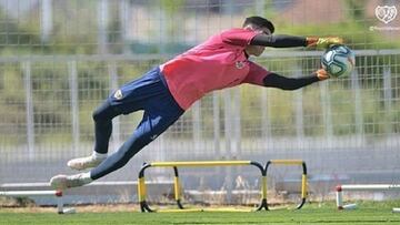 Tiene 18 años, mide 1.85 y se ha salido en el Rayo: así juega Mario de Luis, el portero revelación que ya es del Madrid