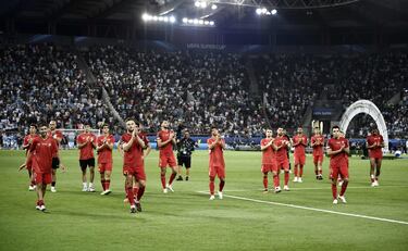 Los jugadores del Sevilla se dirigen a sus aficionados tras caer en la tanda de penaltis.