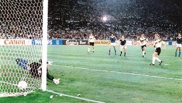 Brehme, en el momento en el que bati&oacute; a Goycoechea en el penalti que supuso el t&iacute;tulo para Alemania.