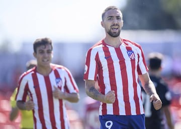 Darío Poveda celebra un gol con el Atlético con Manu Sánchez en segundo plano.