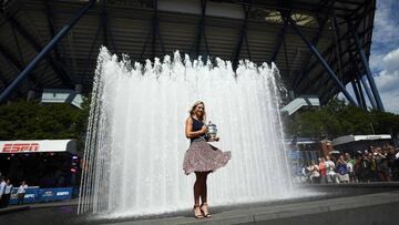 Angelique Kerber, con su trofeo delante de la Arthur Ashe.