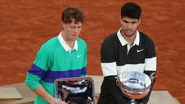 Carlos Alcaraz (D) y Jannik Sinner, en la entrega de trofeos de Roland Garros.