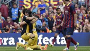 Juanfran, abrazado con Filipe Luis ante la mirada de Messi.
