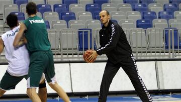 Carlos Jim¨¦nez regresa a las pistas con Unicaja a los 43 a?os