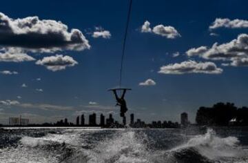 Juan Vélez de Colombia compitiendo en wakeboard durante los Juegos Panamericanos de Toronto