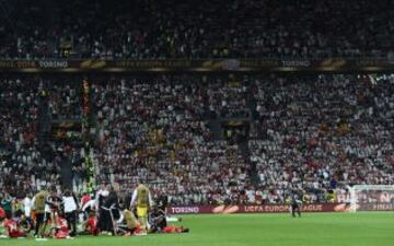 Los jugadores descansan momentos antes de empezar la prórroga.