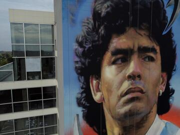 El artista argentino Maxi Bagnasco está terminando un gran mural que se ha expuesto en Canning, un barrio de las afueras de la ciudad argentina, con motivo de lo que sería el 62 cumpleaños de la leyenda el 30 de octubre. 