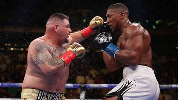 Andy Ruiz Jr y Anthony Joshua durante un intercambio de golpes en su combate disputado en Nueva York.