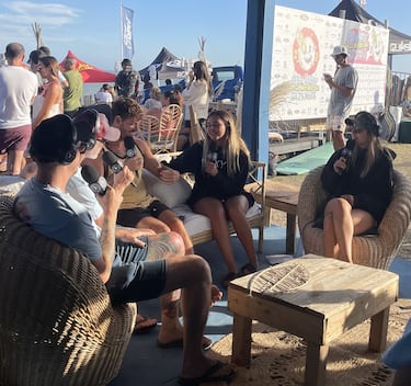 Fiesta surfera con luna llena