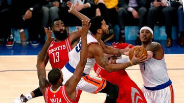 JLX01. NUEVA YORK (NY, EE.UU.), 02/11/2016.- Derrick Rose (3i) y Carmelo Anthony (d) de Knicks ante Trevor Ariza (i), James Harden (2i) y Sam Dekker (2d) hoy, 2 de noviembre de 2016, durante un juego de la NBA en el Madison Square Garden en Nueva York. EFE/JUSTIN LANE